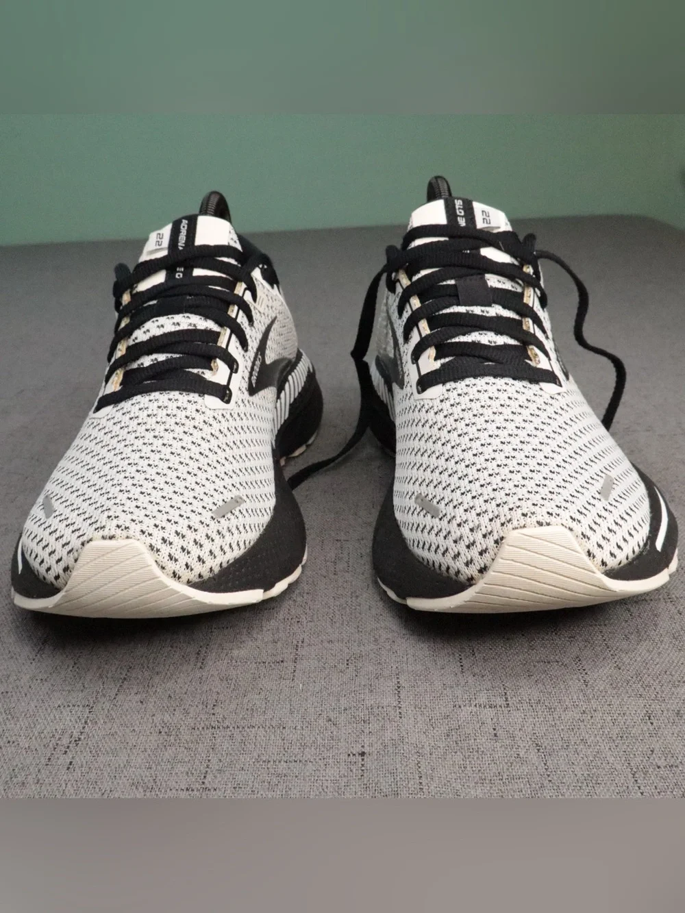 Brooks Adrenaline GTS 22 Running Shoes Women's Size 8.5 White Black Athletic